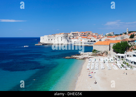 La plage de Banje, le vieux port et la vieille ville, site du patrimoine mondial de l'UNESCO, Dubrovnik, Dalmatie, Croatie, Europe Banque D'Images