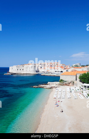 La plage de Banje, le vieux port et la vieille ville, site du patrimoine mondial de l'UNESCO, Dubrovnik, Dalmatie, Croatie, Europe Banque D'Images