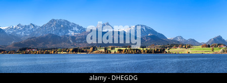 En automne, le lac Hopfensee Füssen, près de l'Allgau, Allgau Alpes, Bavaria, Germany, Europe Banque D'Images