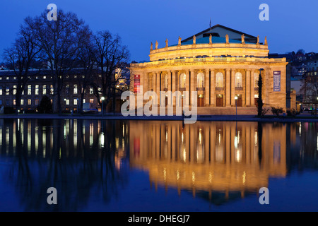 Staatstheater de nuit, se reflétant dans les Eckensee, le Schlosspark, Stuttgart, Baden Wurtemberg, Allemagne Banque D'Images