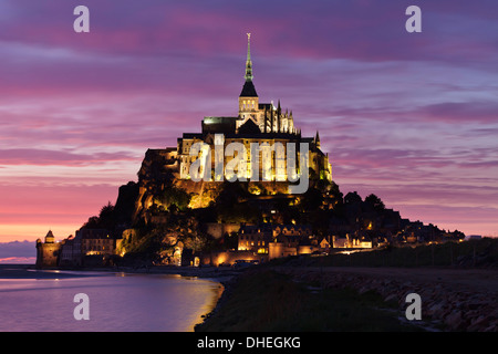 Le Mont Saint Michel au coucher du soleil, Site du patrimoine mondial de l'UNESCO, Département de la Manche, Basse Normandie, France, Europe Banque D'Images