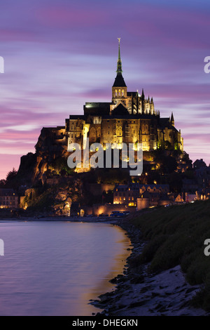 Le Mont Saint Michel au coucher du soleil, Site du patrimoine mondial de l'UNESCO, Département de la Manche, Basse Normandie, France, Europe Banque D'Images