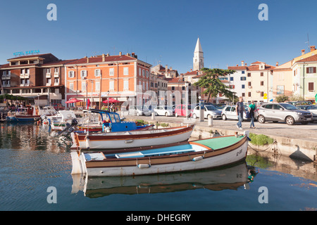 Vieille ville et du port avec des bateaux de pêche, Izola, Primorska, Istrie, Slovénie, Europe Banque D'Images