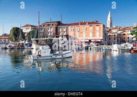 Vieille ville et du port avec des bateaux de pêche, Izola, Primorska, Istrie, Slovénie, Europe Banque D'Images