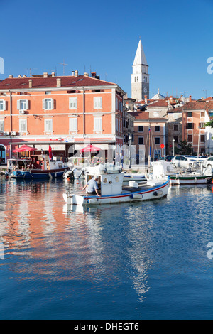 Vieille ville et du port avec des bateaux de pêche, Izola, Primorska, Istrie, Slovénie, Europe Banque D'Images