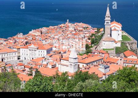 Portrait de la vieille ville avec la place Tartini, hôtel de ville et la cathédrale de Saint Georges, Piran, Istrie, Slovénie, Europe Banque D'Images
