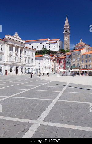 Vieille ville avec la place Tartini, hôtel de ville et la cathédrale de Saint Georges, Piran, Istrie, Slovénie, Europe Banque D'Images