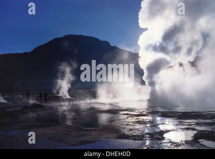 Passant de la vapeur des geysers et fumerolles, Geysers del Tatio, Atacama, Chili Banque D'Images