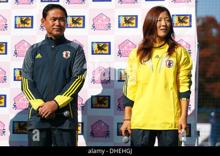 Cour de Futsal National Yoyogi Stadium, Tokyo, Japon. Nov 8, 2013. (L-R) Norio Sasaki, Yuki Ogimi, 8 novembre 2013 - Football : Nadeshiko Carré d'amis activité de lancement au niveau National Yoyogi Stadium Futsal Cour, Tokyo, Japon. © AFLO SPORT/Alamy Live News Banque D'Images