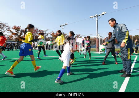 Cour de Futsal National Yoyogi Stadium, Tokyo, Japon. Nov 8, 2013. Norio Sasaki, le 8 novembre 2013 - Football : Nadeshiko Carré d'amis activité de lancement au niveau National Yoyogi Stadium Futsal Cour, Tokyo, Japon. © AFLO SPORT/Alamy Live News Banque D'Images