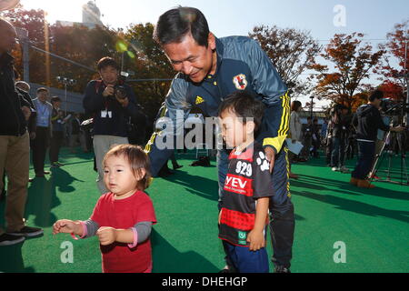 Cour de Futsal National Yoyogi Stadium, Tokyo, Japon. Nov 8, 2013. Norio Sasaki, le 8 novembre 2013 - Football : Nadeshiko Carré d'amis activité de lancement au niveau National Yoyogi Stadium Futsal Cour, Tokyo, Japon. © AFLO SPORT/Alamy Live News Banque D'Images