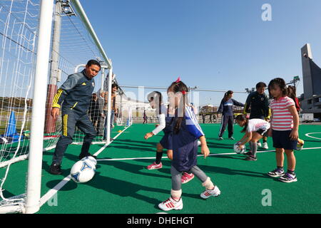 Cour de Futsal National Yoyogi Stadium, Tokyo, Japon. Nov 8, 2013. Norio Sasaki, le 8 novembre 2013 - Football : Nadeshiko Carré d'amis activité de lancement au niveau National Yoyogi Stadium Futsal Cour, Tokyo, Japon. © AFLO SPORT/Alamy Live News Banque D'Images