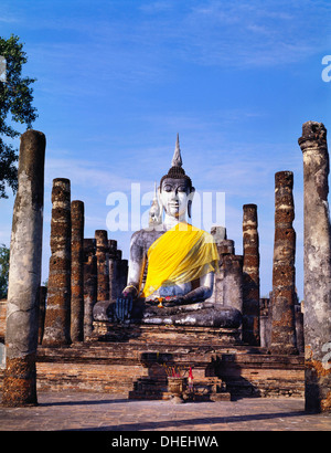 Statue de Bouddha avec offrandes religieuses, Wat Mahathat, Sukothai, Thaïlande Banque D'Images