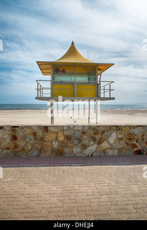 Un sauveteur tour à une belle australienne la mer avec de l'eau claire comme du cristal et d'une plage de sable immaculé. Banque D'Images