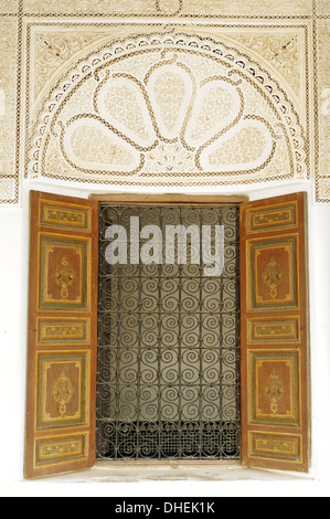 Dans un décor en bois gravé de palais alaouite, Dar Si Saïd le Musée de l'art marocain, Marrakech, Maroc, Afrique du Nord, Afrique Banque D'Images