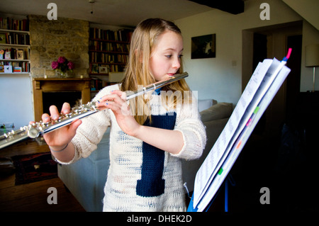 11 ans, fille, jouant de la flûte Banque D'Images