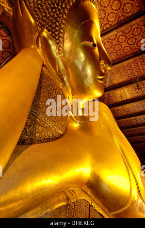 Chef de la grand Bouddha couché, Wat Phra Chetuphon, fondée au 17ème siècle, Bangkok, Thaïlande Banque D'Images