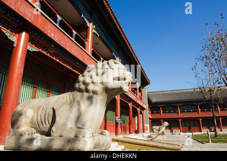 Une statue de lion à Zhen Jue temple, Beijing, China, Asia Banque D'Images