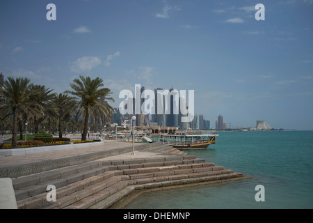 Gratte-ciel futuriste au loin à l'horizon de Doha, au Qatar, au Moyen-Orient Banque D'Images