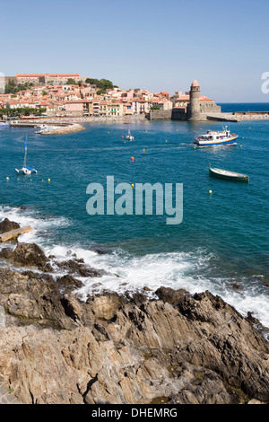Rochers sur la côte et l'église Notre-Dame-des-Anges, Collioure, Pyrénées-Orientales, Côte Vermeille, France, Europe Banque D'Images