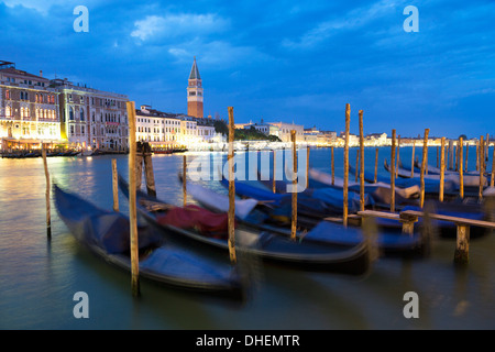 Gondoles amarré au Campo della Salute sur le Grand Canal, le Campanile de Saint Marc dans la distance, l'UNESCO, Venise, Vénétie, Italie Banque D'Images