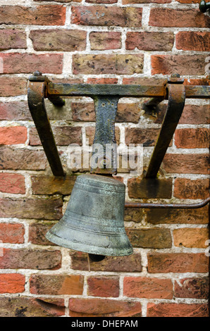 Cloche en laiton sur un mur de brique, Belgique Banque D'Images