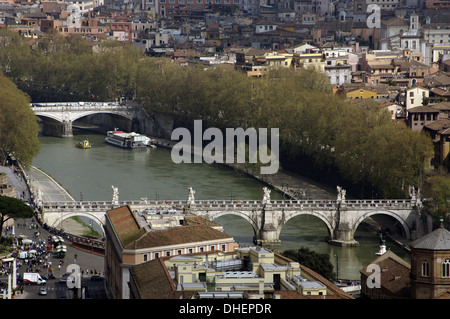 L'Italie. Rome. Panorama de la ville avec Tibre à partir de la coupole de la Basilique Saint-Pierre au Vatican. Banque D'Images