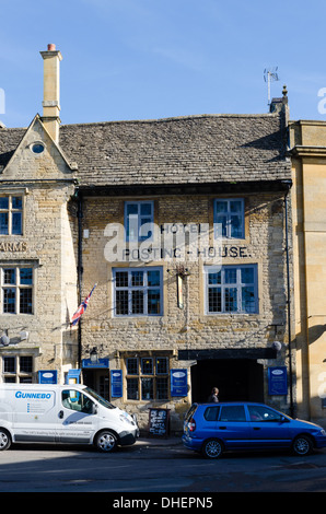 Le Kings Arms Hotel et vieille maison d'imputation dans la ville de Cotswold Bourton-on-the-Wold Banque D'Images