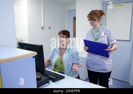 Vérifier les réceptionnistes de l'hôpital d'une clinique de nominations UK Département Banque D'Images