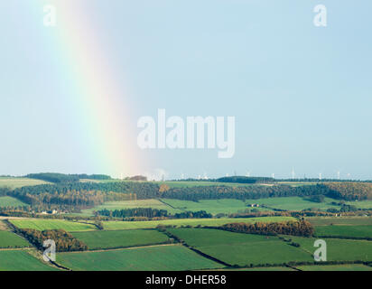 Arc-en-ciel sur parc éolien offshore de Teesside Redcar lors du sommet de l'écrimage Roseberry Banque D'Images