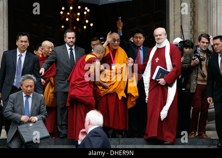 Le 14e Dalaï-Lama (L) les feuilles avec Richard Chartre l'évêque de Londres (R) Cathédrale Saint Paul s, Londres 14 mai 2012 Banque D'Images