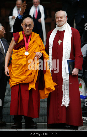 Le 14e Dalaï-Lama (L) les feuilles avec Richard Chartre l'évêque de Londres (R) Cathédrale Saint Paul s, Londres 14 mai 2012 Banque D'Images