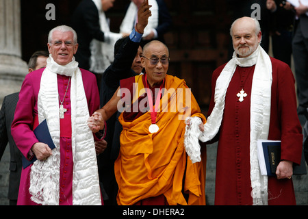 Le 14e Dalaï-Lama (L) les feuilles avec Richard Chartre l'évêque de Londres (R) Cathédrale Saint Paul s, Londres 14 mai 2012 Banque D'Images