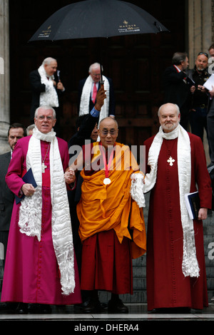 Le 14e Dalaï-Lama (L) les feuilles avec Richard Chartre l'évêque de Londres (R) Cathédrale Saint Paul s, Londres 14 mai 2012 Banque D'Images