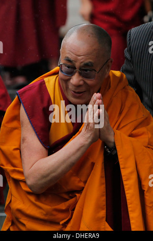 Sa Sainteté le Dalaï Lama arrive à la Cathédrale St Paul à recevoir le Prix Templeton 2012 à Londres en Grande-Bretagne, le 14 mai 2012 Banque D'Images