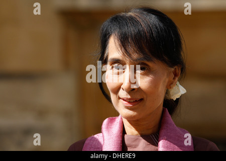 L'icône de la démocratie au Myanmar Aung San Suu Kyi arrive à l'Université d'Oxford à Oxford, Angleterre, le 19 juin 2012. L'opposition le Myanmar Banque D'Images