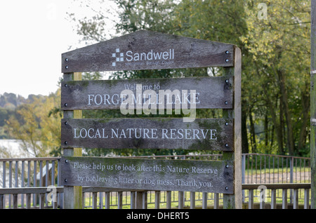 Panneau de bienvenue à la Forge Mill Lake réserve naturelle locale à Sandwell, West Midlands Banque D'Images