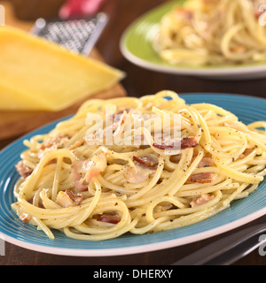 Spaghetti alla carbonara faites avec bacon, œufs, fromage et poivre noir (Selective Focus Focus, un tiers dans le repas) Banque D'Images