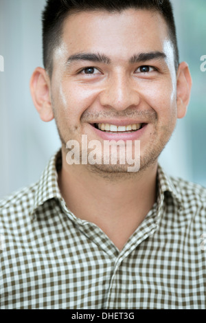 Portrait of a young man smiling Banque D'Images