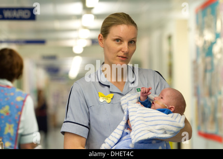 Une infirmière pédiatrique avec un bébé UK Banque D'Images