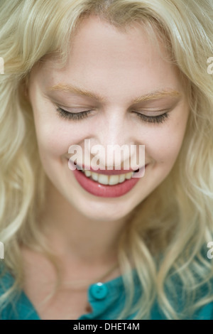 Jeune femme avec les yeux fermés Banque D'Images