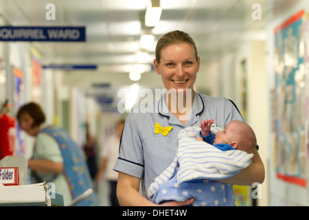 Une infirmière pédiatrique avec un bébé UK Banque D'Images