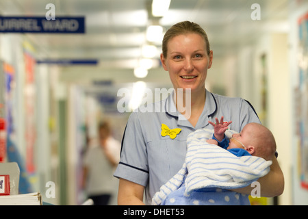 Une infirmière pédiatrique avec un bébé UK Banque D'Images