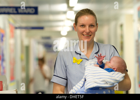 Une infirmière pédiatrique avec un bébé UK Banque D'Images