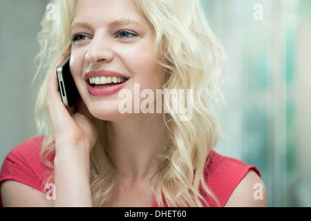 Young woman on cellphone, smiling Banque D'Images