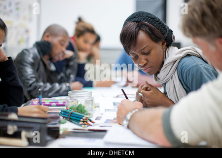 Tuteur de parler à femme en classe de conception de bijoux Banque D'Images