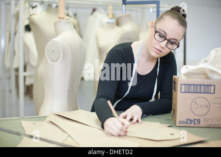 Fashion design student in class Banque D'Images