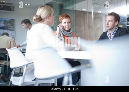 Children at conference table Banque D'Images