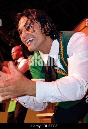 Foz do Iguacu, Brésil : Les artistes sur scène pendant le dîner spectacle 'Amérique latine Show' dans le Rafain Churrascaria Banque D'Images