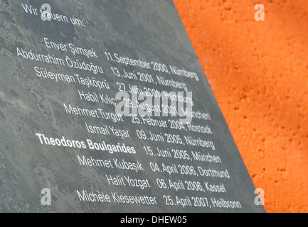Munich, Allemagne. 05Th Nov, 2013. Le conseil pour Theodoros Boulgarides memorial, l'une des victimes tuées par la terreur nazie group National Socialist Underground (NSU) à Munich, Allemagne, 08 novembre 2013. Le monument commémore les dix personnes auraient été tuées par l'USN entre 2000 et 2007. Les noms des dix morts, et le lieu et la date de la criminalité sont écrites au tableau. Photo : Inga Kjer/dpa/Alamy Live News Banque D'Images